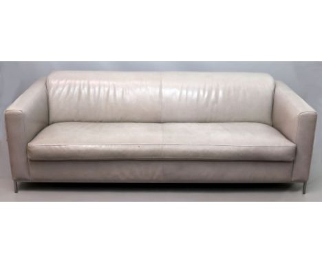 Designer-Sofa. Graues Leder. Gebürstete Aluminiumbeine. Schlichte, kubische Form. Fleckig und auf Sitzfläche kl. Brandloch. E