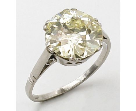 Art Deco-Diamantsolitärring. Platin, geprüft, brutto 3,5 g. In kronenförmiger Fassung besetzt mit Diamantsolitär im Altschlif