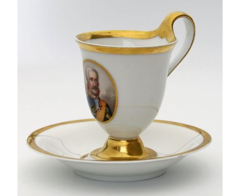 Portraittasse mit Untertasse, KPM Berlin. Gefußte Glockenbecherform mit Campanerhenkel. Tasse schauseitig mit bunt gemaltem P