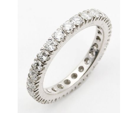 Memory-Ring. 18 kt. WG, geprüft, brutto 3,1 g. Umlaufend besetzt mit 26 Brillanten, zus. ca. 1,3 ct., in gutem Farb- und Rein