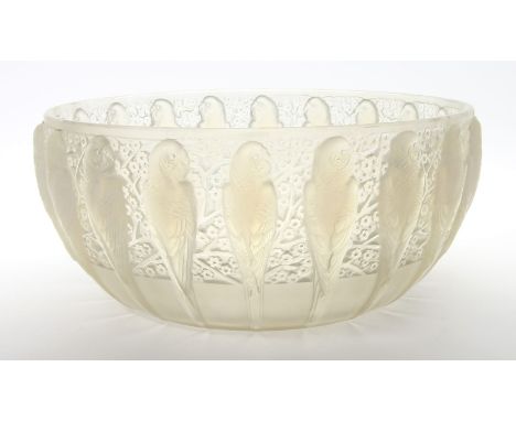 Lalique, René (1860 Ay - Paris 1945) Große Art Deco-Schale "Perruches" (Modell 419). Opalfarbenes Kristallglass mit Papageien