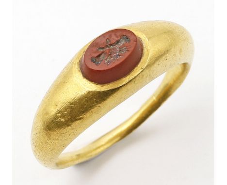 Ring. Mindestens 21,6 kt. GG, geprüft, brutto 4 g. Oval verbogene, nach oben verbreiterte Ringschiene, Oberteil besetzt mit o