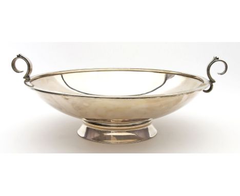 Große Art Deco-Fußschale, Carl M. Cohr. 826/000 Silber, 864 g. Schlichte, glatte Form mit seitlichen Griffen und Rundsockel. 