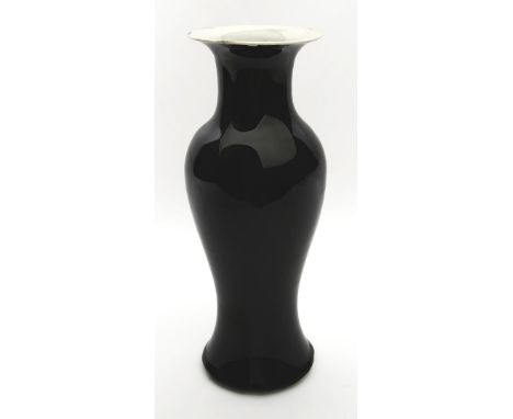 Vase. Porzellan mit so genanter "Mirror-Black"-Glasur. Balusterform. Lippe best. Boden mit Doppelring- und Sechszeichenmarke,