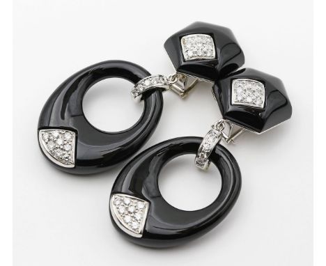 Paar Ohrclips. 750/000 WG mit Onyx, brutto 35,8 g. Sechseckiges Oberteil und beweglich abgehängter Ring je aus schwarzem Onyx
