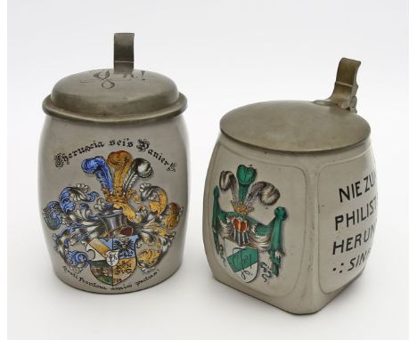 Zwei studentische Bierkrüge, 0,5 bzw. 1/2 L. Steinzeug. Bunt gemalte Wappen mit Sinnsprüchen. Zinndeckelmontagen. Je mit rote