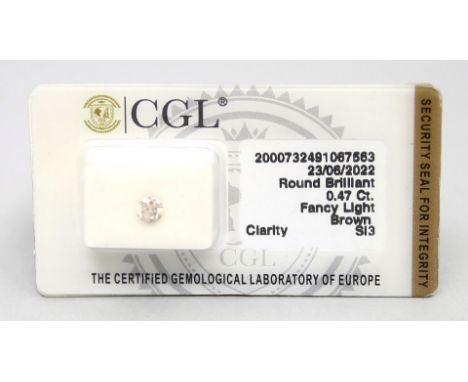 Cognacfarbener Brillant, 0,47 ct. Fancy Light Brown/si3. Eingeschweißt und mit CGL-Gutachten vom 23.06.2022.