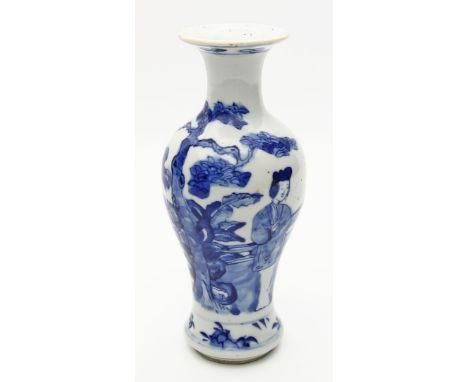 Vase. Porzellan mit leicht graustichiger Glasur (herstellungsbedingte Glasurfehler). Balusterform mit eingezogenem Hals und a