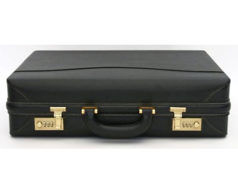 Aktenkoffer, Dunhill. Vintage-Aktenkoffer. Schwarzes, genarbtes Leder. Zwei messingfarbene Zahlenschlösser.Tragegriff. Vier M
