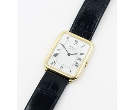 Armbanduhr "Chopard Genève". Rechteckiges 750/000 GG-Gehäuse mit gerundeten Ecken. Weißes Zifferblatt mit schwarzen, römische