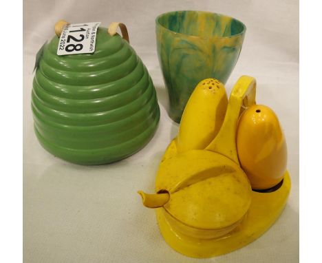 1960 plastic three piece cruet and wool holder. P&amp;P Group 2 (£18+VAT for the first lot and £3+VAT for subsequent lots) 