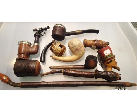 Tray of mixed smokers pipes including souvenir examples. P&amp;P Group 2 (£18+VAT for the first lot and £3+VAT for subsequent