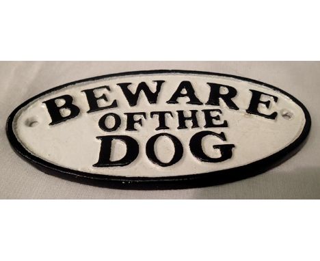 Small cast iron Beware of The Dog sign, L: 17 cm. P&amp;P Group 1 (£14+VAT for the first lot and £1+VAT for subsequent lots) 