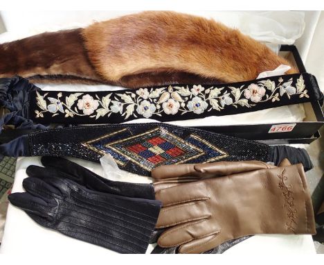 Quantity of ladies gloves and fur collars. P&amp;P Group 1 (£14+VAT for the first lot and £1+VAT for subsequent lots) 