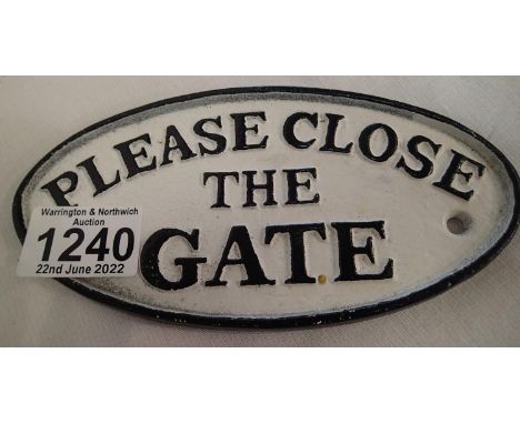 Cast iron Close The Gate sign in white, 18 x 9 cm. P&amp;P Group 1 (£14+VAT for the first lot and £1+VAT for subsequent lots)