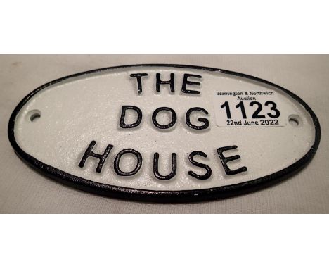 Cast iron The Dog House sign, 20 x 10 cm. P&amp;P Group 1 (£14+VAT for the first lot and £1+VAT for subsequent lots) 