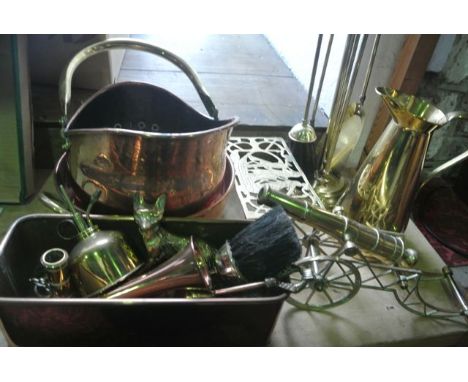 A quantity of brass and copper wares to include a good quality 19th century copper jam pan with applied brass loop handles, a