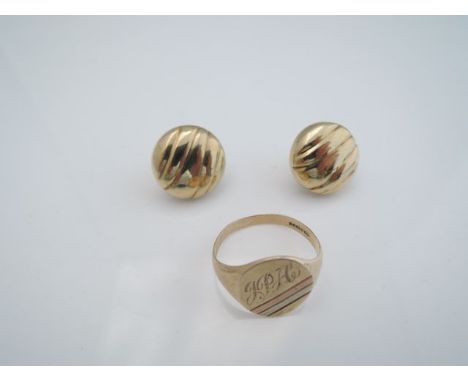 A 9ct gold signet ring, 2.6g; and a pair of 9ct gold stud earrings, each of fluted dome form, 3.4g in total (3)