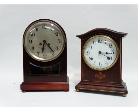 An early 20th century American mahogany cased mantel clock - the white enamel dial set out in Arabic numerals, fitted with a 