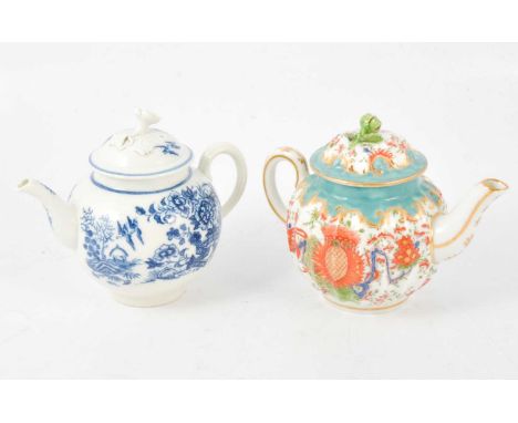 Caughley blue and white teapot, printed with a grden scene of fence and flowers, C mark, 13.5cm, and a Worcester style polych
