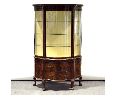 Chippendale revival mahogany display cabinet, early 20th Century, serpentine front with moulded cornice, glazed door and side