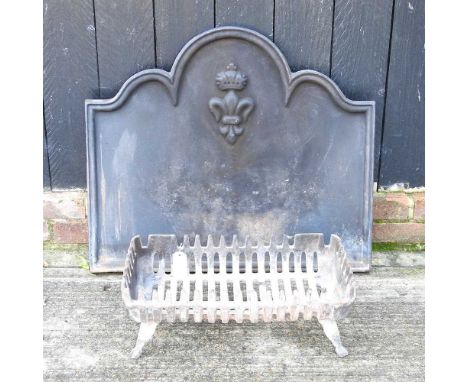 A cast iron fire back, with fleur de lys decoration, 77 x 65h cm, together with a fire grate (2)