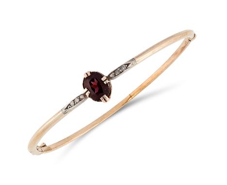 AN ANTIQUE SPINEL AND DIAMOND BANGLE set with an oval cut spinel between rose cut diamonds, in yellow gold, 6.5cm / 2.5" inne