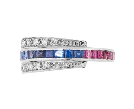 AN ART DECO SAPPHIRE, RUBY AND DIAMOND REVERSIBLE RING the central band half set each with rubies and sapphires, flanked by r