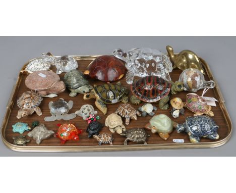 A tray of decorative models of turtles and tortoise including a Murano glass and Wade examples.
