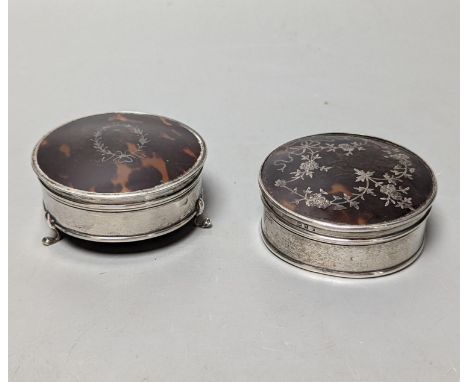 Two George V silver and tortoiseshell pique circular trinket boxes, largest diameter 73mm.