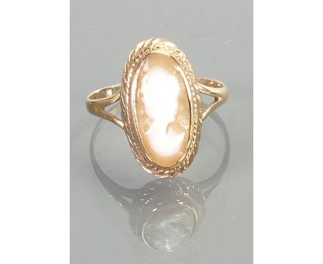 9ct gold cameo set ring: Size P, 2.9g.