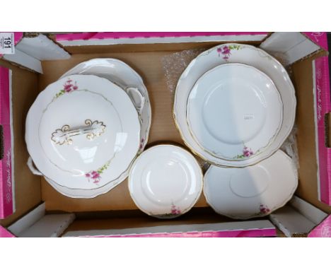 Spode Rosetti Patterned Dinner ware to include: Tureen, dinner plates, side plates etc(21 piece)