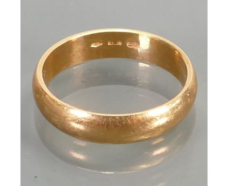18ct gold gents wedding band; Size R, weight 5.0g. 