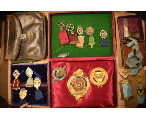 An interesting collection of Masonic related items to include medals, pendants and a Walton Lodge bag, some items enamelled /