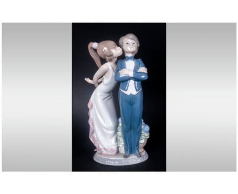 Lladro Figure ' Lets Make Up ' Model 5555, Issued 1989, Height 7.75 Inches. Mint Condition. 