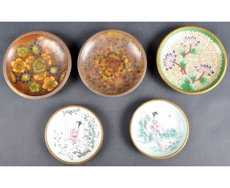 A collection of early 20th Century Chinese Canton enamel &amp; cloisonne trinket / pin dishes. Comprises a pair of Canton ena