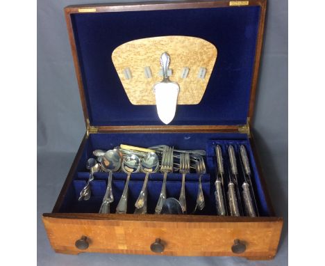 MAPPIN & WEBB, A VINTAGE SILVER PLATED CANTEEN OF PRINCESS PLATE CUTLERY Comprising eight forks, twelve knives, eight dessert