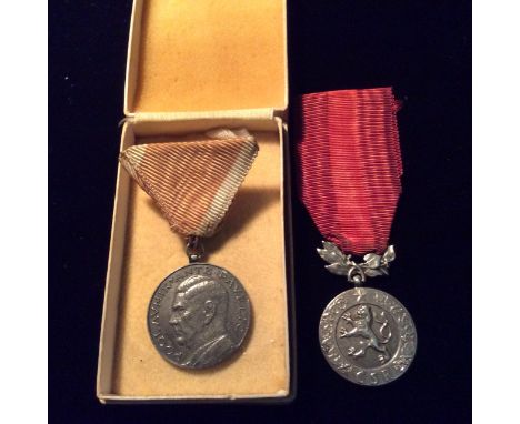 A WORLD WAR I CROATIA WHITE METAL PAVELIC MEDAL Bearing a portrait bust of Poglavnik Ante Paveliæ and a flaming orb to revers