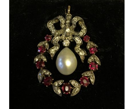 AN EDWARDIAN 14CT GOLD, NATURAL PEARL AND GEM SET BROOCH/PENDANT Designed as a laurel wreath set with diamonds and red spinel