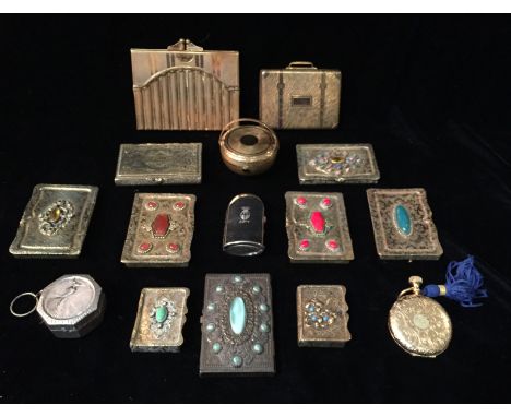 A COLLECTION OF THIRTEEN VINTAGE COMPACTS To include a vintage yellow metal compact by RGU, in the form of a suitcase and a w