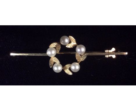 A VINTAGE 9CT GOLD AND PEARL SET BROOCH The circle of five pearls interspersed with textured leaves on a plain gold bar.
