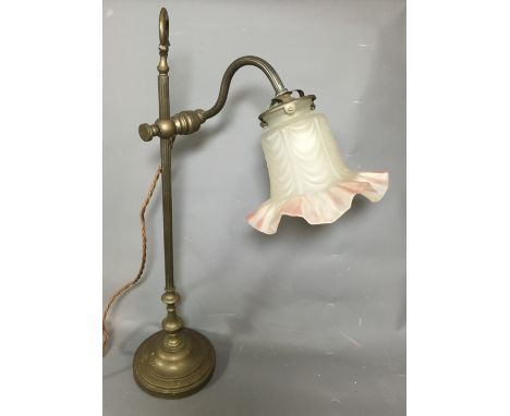 AN EARLY 20TH CENTURY BRASS TABLE LAMP With frosted glass shade, rise and fall movement and a fluted support. (h 54cm) 