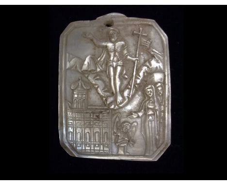 A RENAISSANCE PERIOD GERMAN MOTHER OF PEARL ECCLESIASTICAL PENDANT Carved with a figure of Christ holding a crucifix, above a