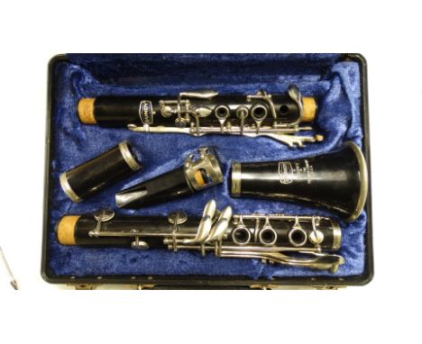 BUNDY RESONITE CLARINET IN CASE 