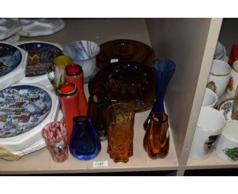 A mixed lot of vintage art glass, including smoked amber coloured rose bowl with frog, mottled pink and white beaker with flo