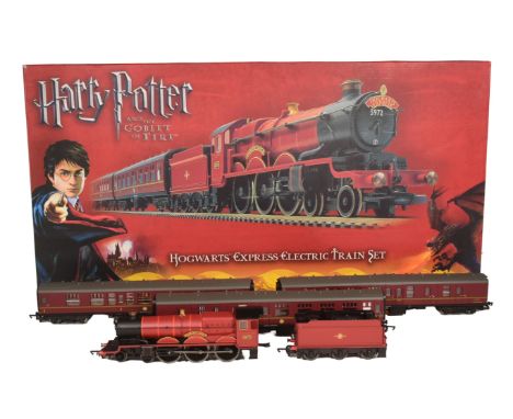 Model Railway - Hornby Harry Potter OO gauge model railway trainset locomotive and rolling stock. Comprising of a boxed Hogwa