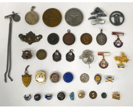 Assorted medallions and badges: to include the Briston Institute of Mechanical Engineers and The Royal Airforce Winter Sports