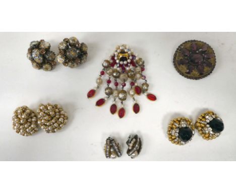 Vintage costume jewellery: to include earrings; and brooches