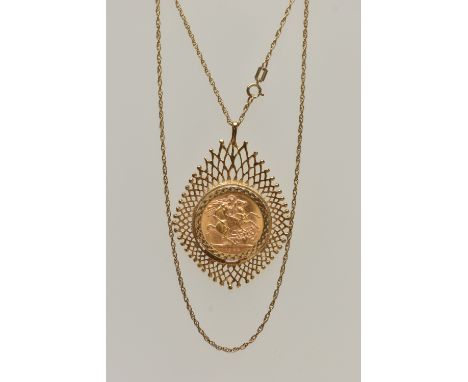 A GOLD FULL SOVEREIGN COIN PENDANT AND CHAIN, sovereign depicting Elizabeth II, dated 1968, within a large open work yellow m