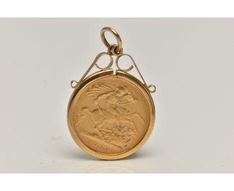 AN EARLY 20TH CENTURY HALF SOVEREIGN GOLD COIN PENDANT, depicting Queen Victoria, George and The Dragon to the reverse, dated